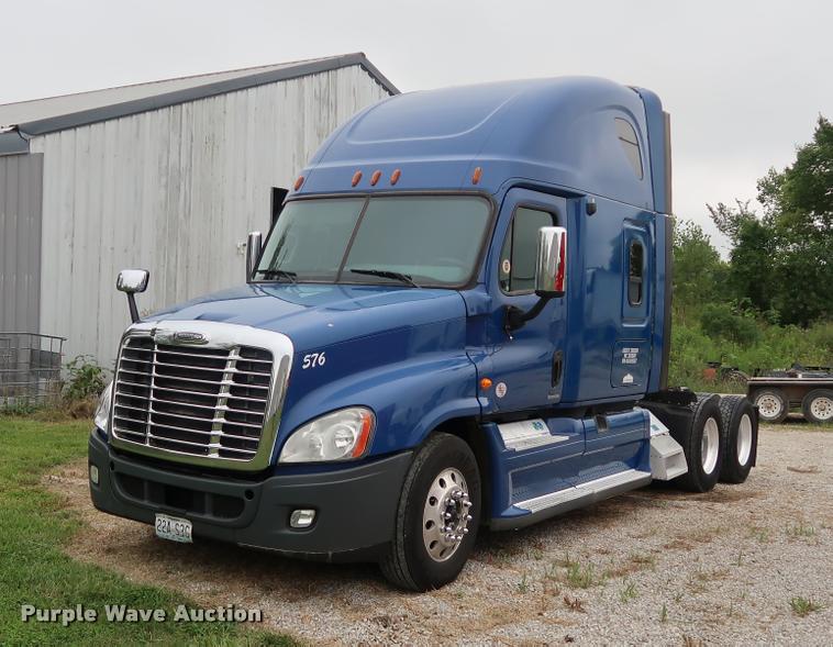 image for item DD1687 2010 Freightliner Cascadia semi truck