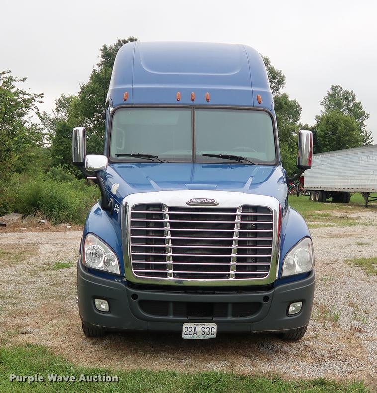 image for item DD1687 2010 Freightliner Cascadia semi truck