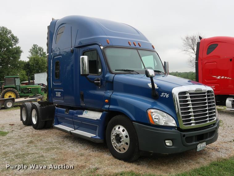 image for item DD1687 2010 Freightliner Cascadia semi truck