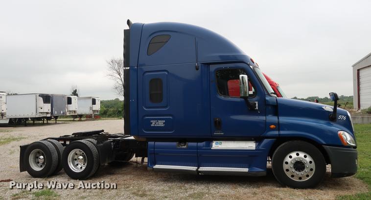 image for item DD1687 2010 Freightliner Cascadia semi truck