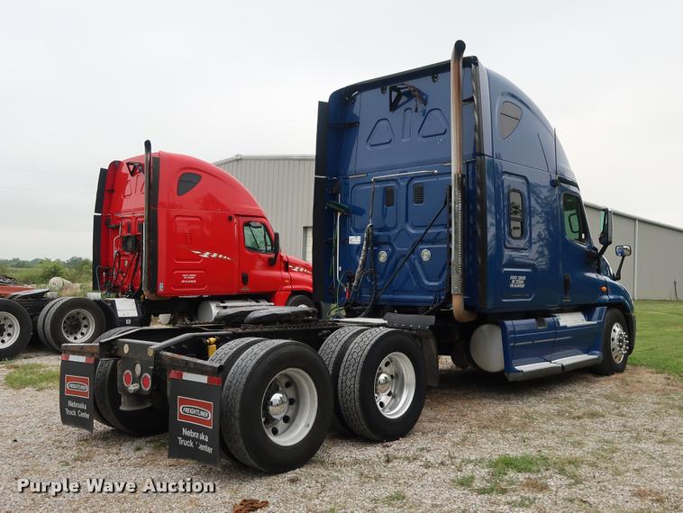 image for item DD1687 2010 Freightliner Cascadia semi truck