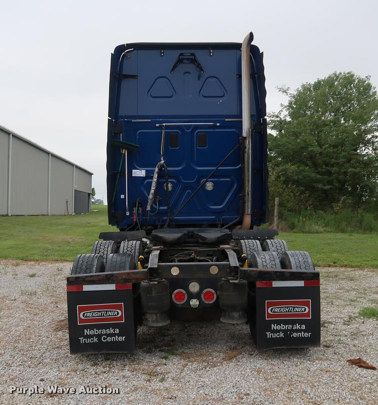 image for item DD1687 2010 Freightliner Cascadia semi truck