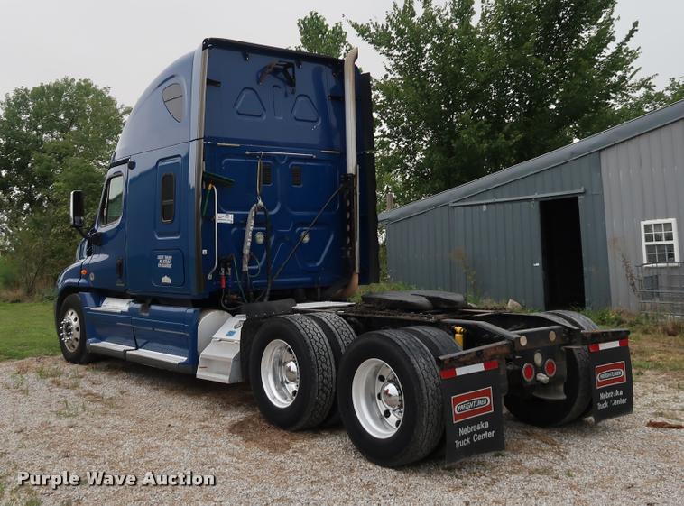 image for item DD1687 2010 Freightliner Cascadia semi truck