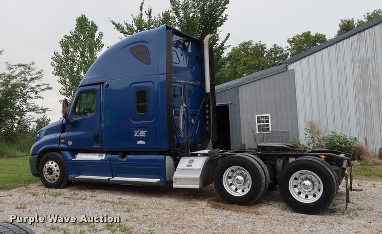image for item DD1687 2010 Freightliner Cascadia semi truck