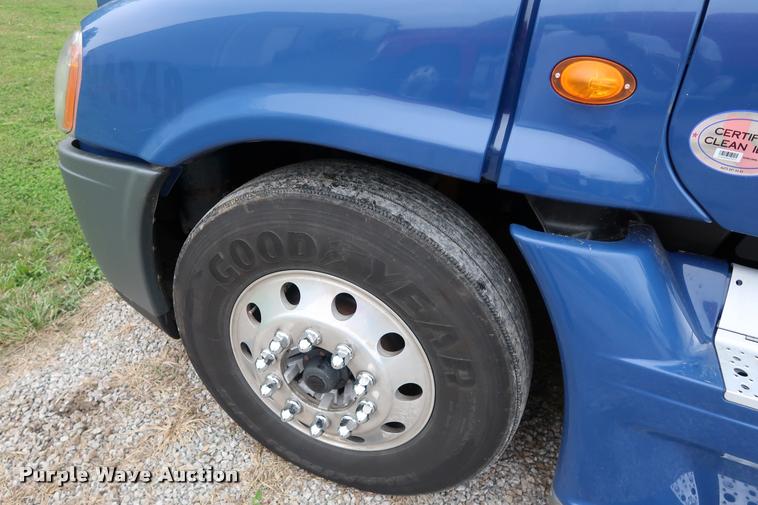 image for item DD1687 2010 Freightliner Cascadia semi truck