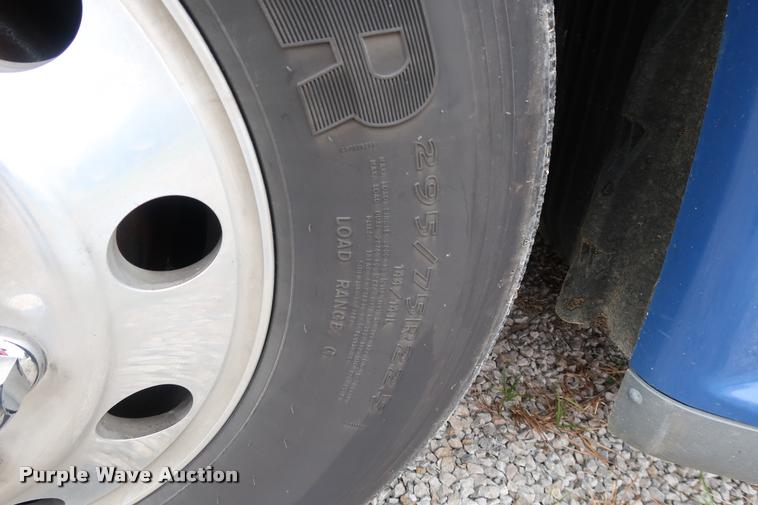 image for item DD1687 2010 Freightliner Cascadia semi truck