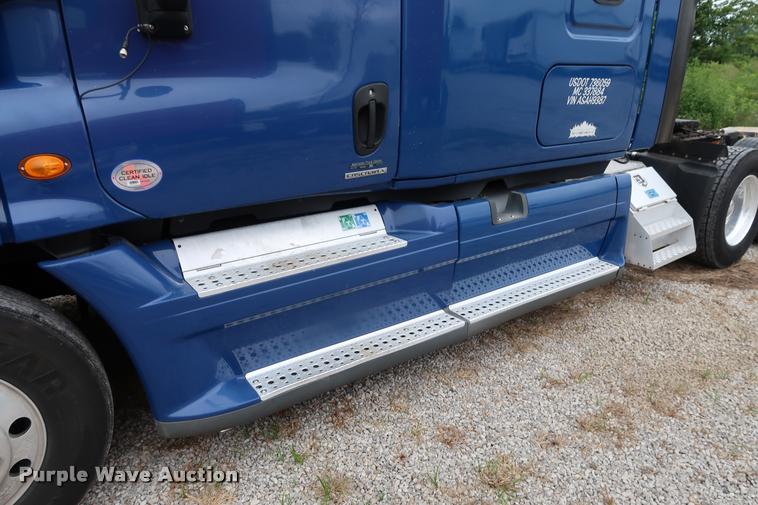 image for item DD1687 2010 Freightliner Cascadia semi truck