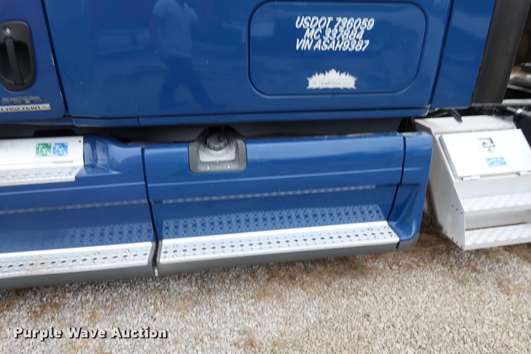 image for item DD1687 2010 Freightliner Cascadia semi truck