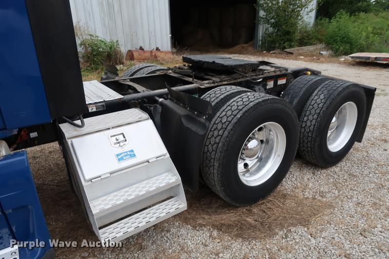 image for item DD1687 2010 Freightliner Cascadia semi truck