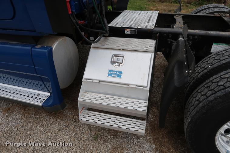 image for item DD1687 2010 Freightliner Cascadia semi truck