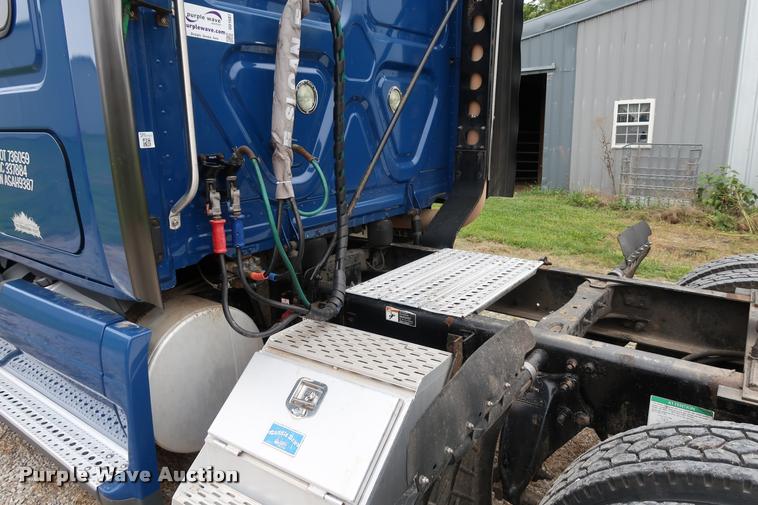 image for item DD1687 2010 Freightliner Cascadia semi truck