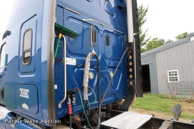 image for item DD1687 2010 Freightliner Cascadia semi truck