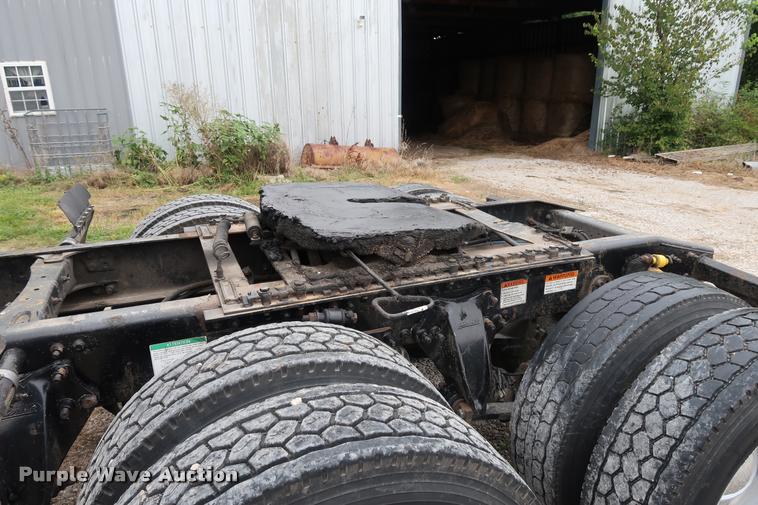 image for item DD1687 2010 Freightliner Cascadia semi truck