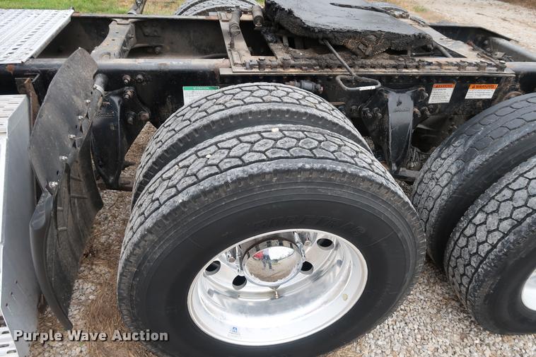 image for item DD1687 2010 Freightliner Cascadia semi truck