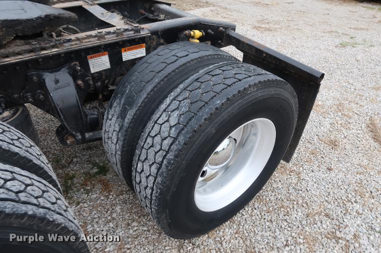 image for item DD1687 2010 Freightliner Cascadia semi truck