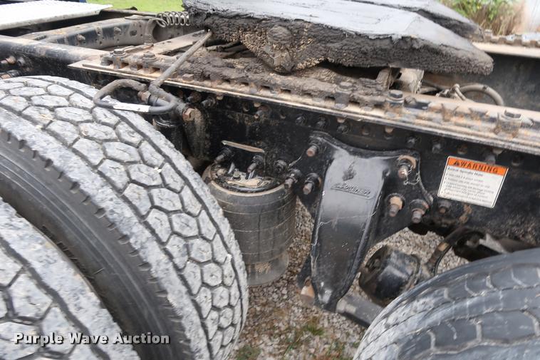 image for item DD1687 2010 Freightliner Cascadia semi truck