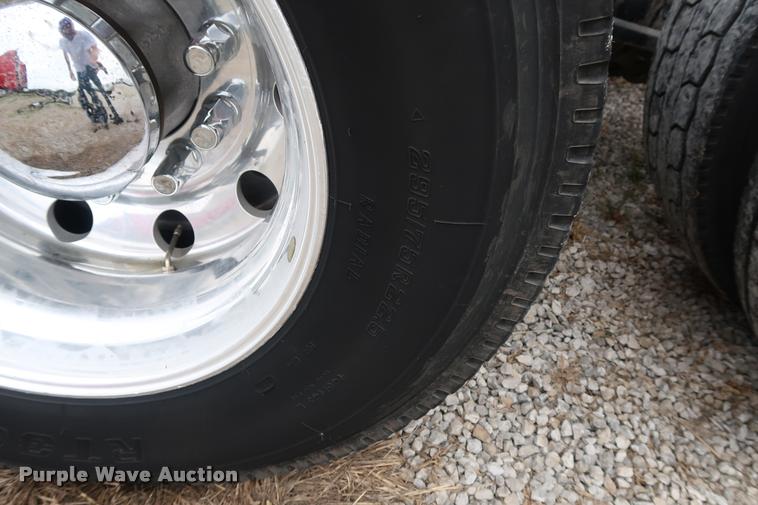 image for item DD1687 2010 Freightliner Cascadia semi truck