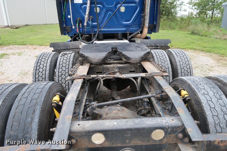 image for item DD1687 2010 Freightliner Cascadia semi truck