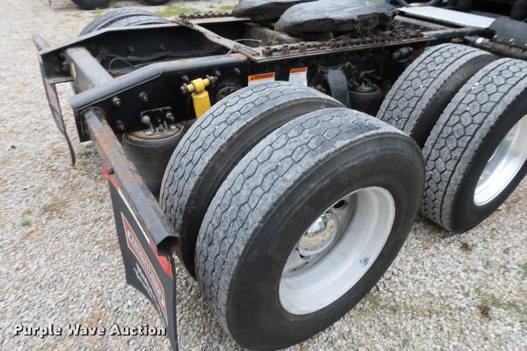 image for item DD1687 2010 Freightliner Cascadia semi truck