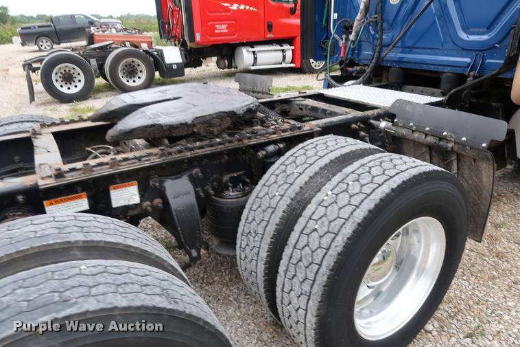 image for item DD1687 2010 Freightliner Cascadia semi truck