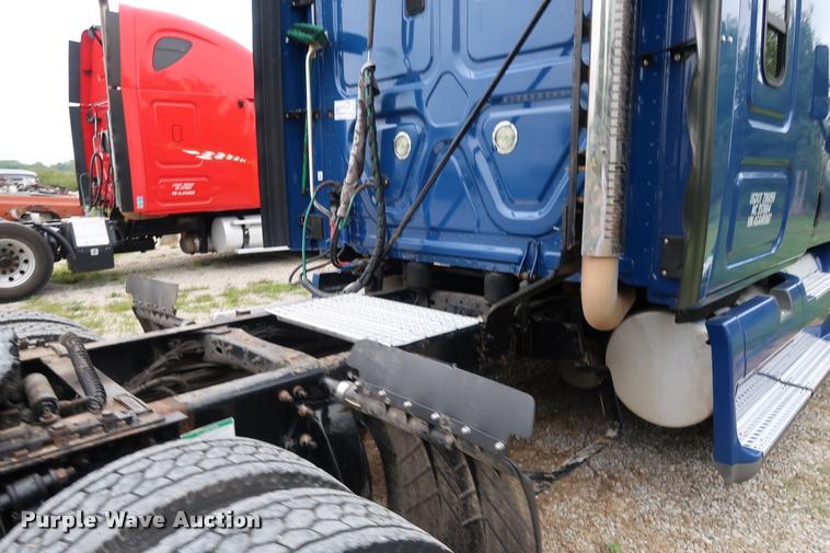 image for item DD1687 2010 Freightliner Cascadia semi truck