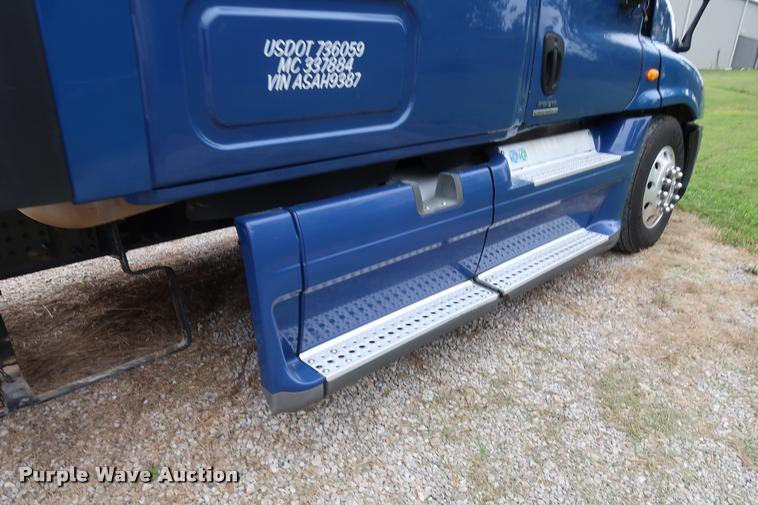 image for item DD1687 2010 Freightliner Cascadia semi truck
