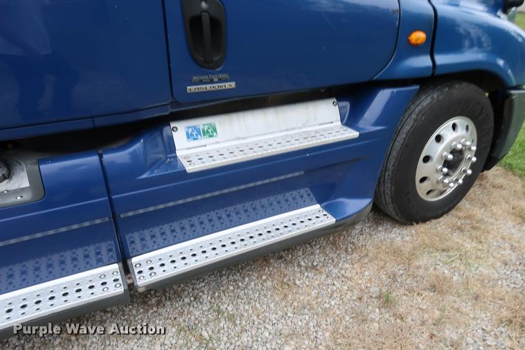 image for item DD1687 2010 Freightliner Cascadia semi truck