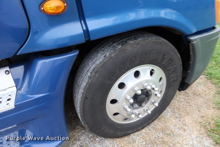 image for item DD1687 2010 Freightliner Cascadia semi truck