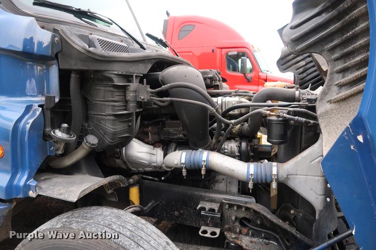 image for item DD1687 2010 Freightliner Cascadia semi truck