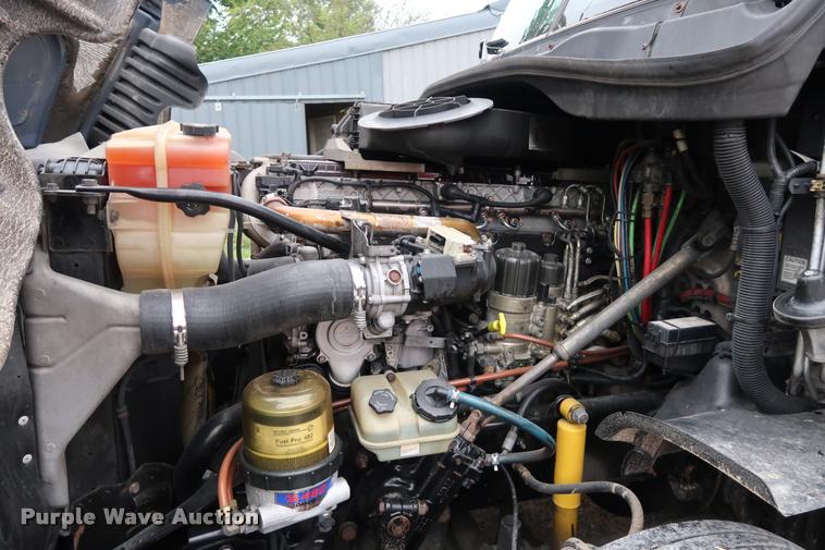 image for item DD1687 2010 Freightliner Cascadia semi truck