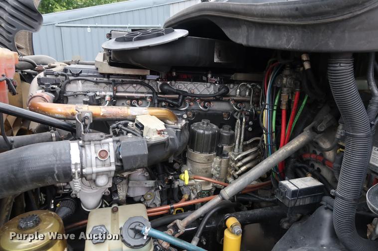 image for item DD1687 2010 Freightliner Cascadia semi truck