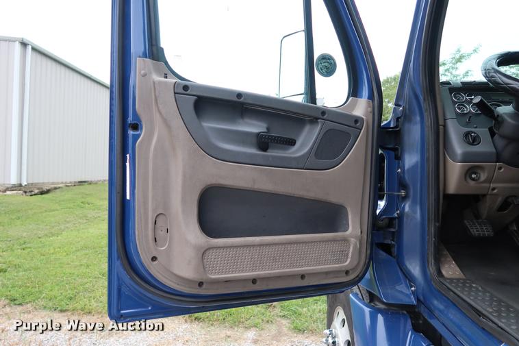 image for item DD1687 2010 Freightliner Cascadia semi truck