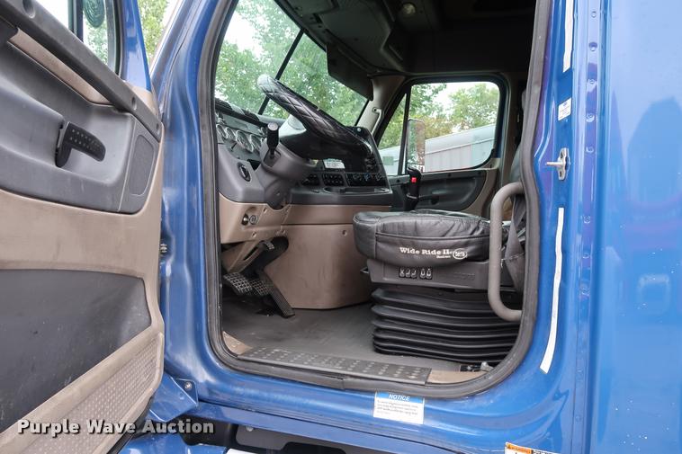 image for item DD1687 2010 Freightliner Cascadia semi truck
