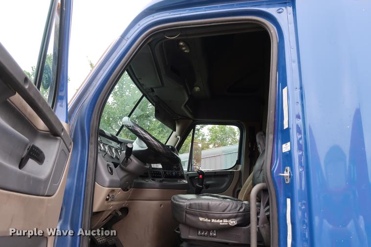 image for item DD1687 2010 Freightliner Cascadia semi truck