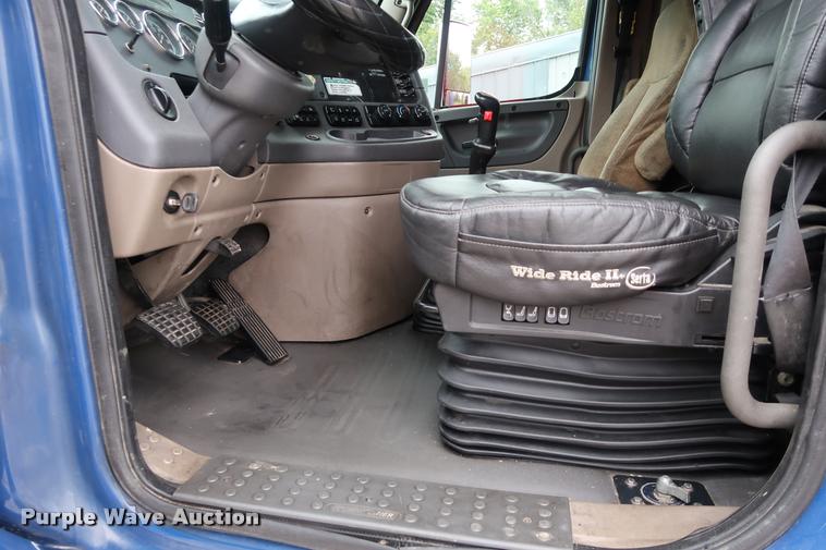 image for item DD1687 2010 Freightliner Cascadia semi truck