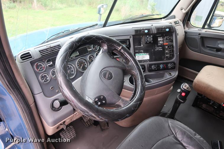 image for item DD1687 2010 Freightliner Cascadia semi truck