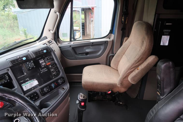 image for item DD1687 2010 Freightliner Cascadia semi truck