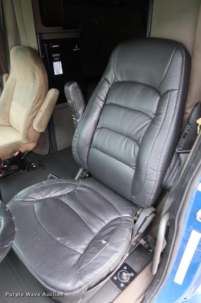 image for item DD1687 2010 Freightliner Cascadia semi truck