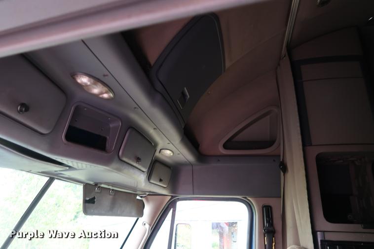 image for item DD1687 2010 Freightliner Cascadia semi truck