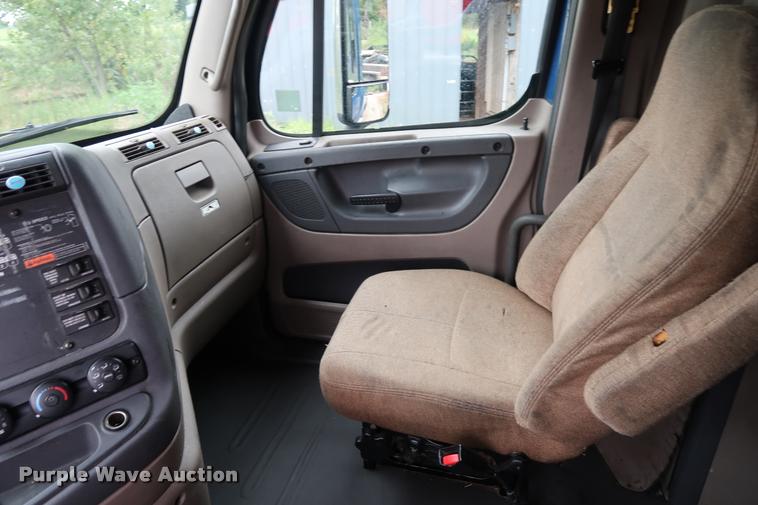 image for item DD1687 2010 Freightliner Cascadia semi truck