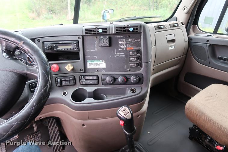 image for item DD1687 2010 Freightliner Cascadia semi truck