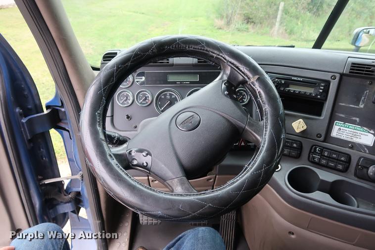 image for item DD1687 2010 Freightliner Cascadia semi truck