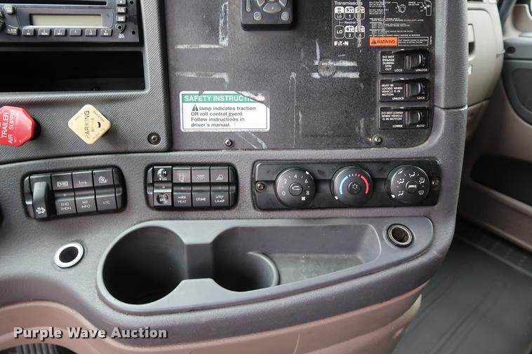 image for item DD1687 2010 Freightliner Cascadia semi truck