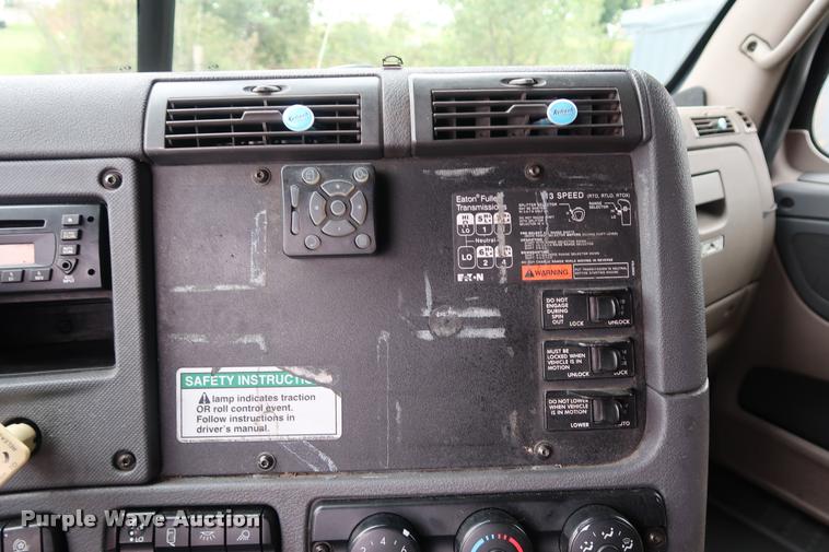 image for item DD1687 2010 Freightliner Cascadia semi truck