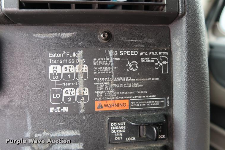 image for item DD1687 2010 Freightliner Cascadia semi truck