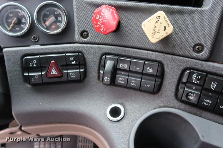 image for item DD1687 2010 Freightliner Cascadia semi truck