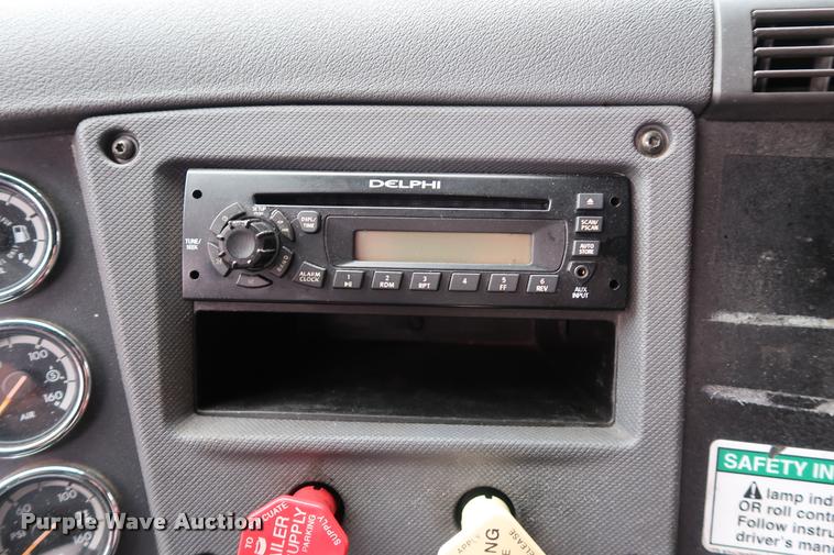 image for item DD1687 2010 Freightliner Cascadia semi truck