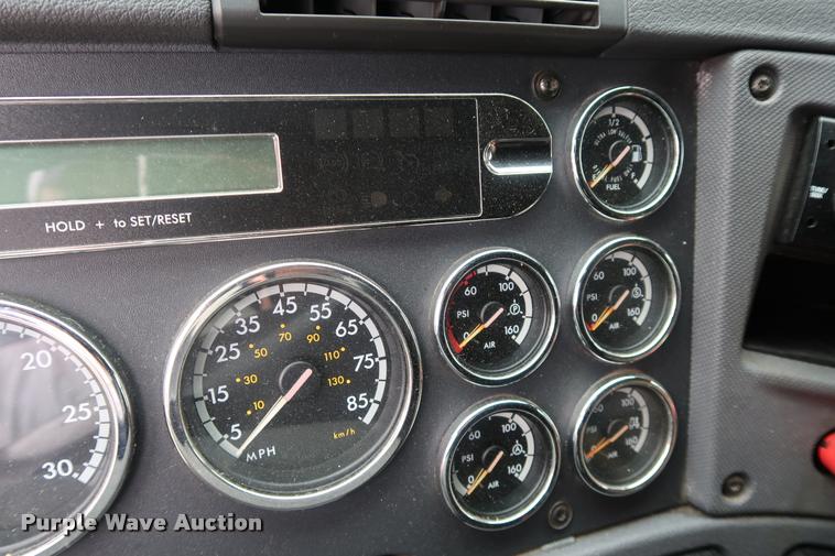 image for item DD1687 2010 Freightliner Cascadia semi truck