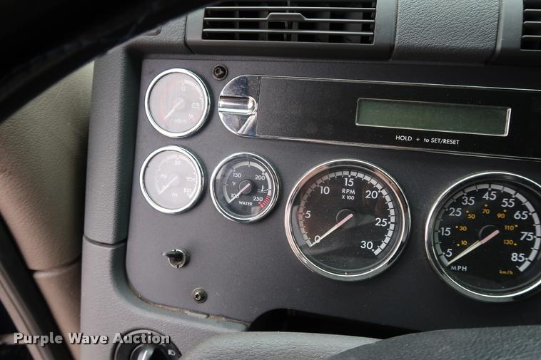 image for item DD1687 2010 Freightliner Cascadia semi truck