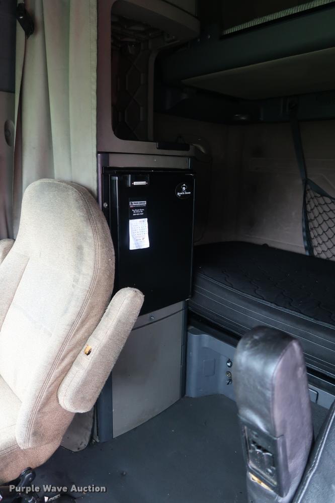 image for item DD1687 2010 Freightliner Cascadia semi truck